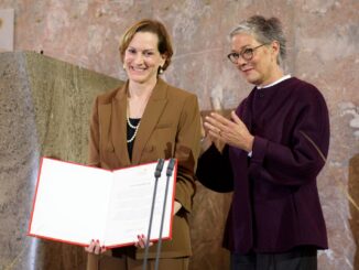 Anne Applebaum ontvangt de Vredesprijs van de Duitse Boekhandel in Frankfurt
