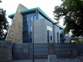 De Israëlische ambassade in Berlijn. Foto: Fridolin freudenfett (Peter Kuley)