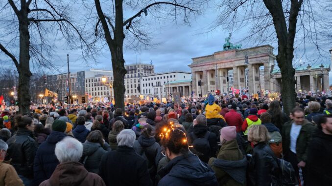Tienduizenden demonstranten bij de Brandenburger Tor in Berlijn protesteren tegen rechts-extremisme en de opkomst van de AfD