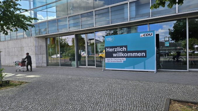 CDU-hoofdkantoor in Berlijn-Tiergarten CDU-hoofdkantoor in Berlijn-Tiergarten, waar duizenden vrouwen demonstreerden tegen de uitspraken van Friedrich Merz