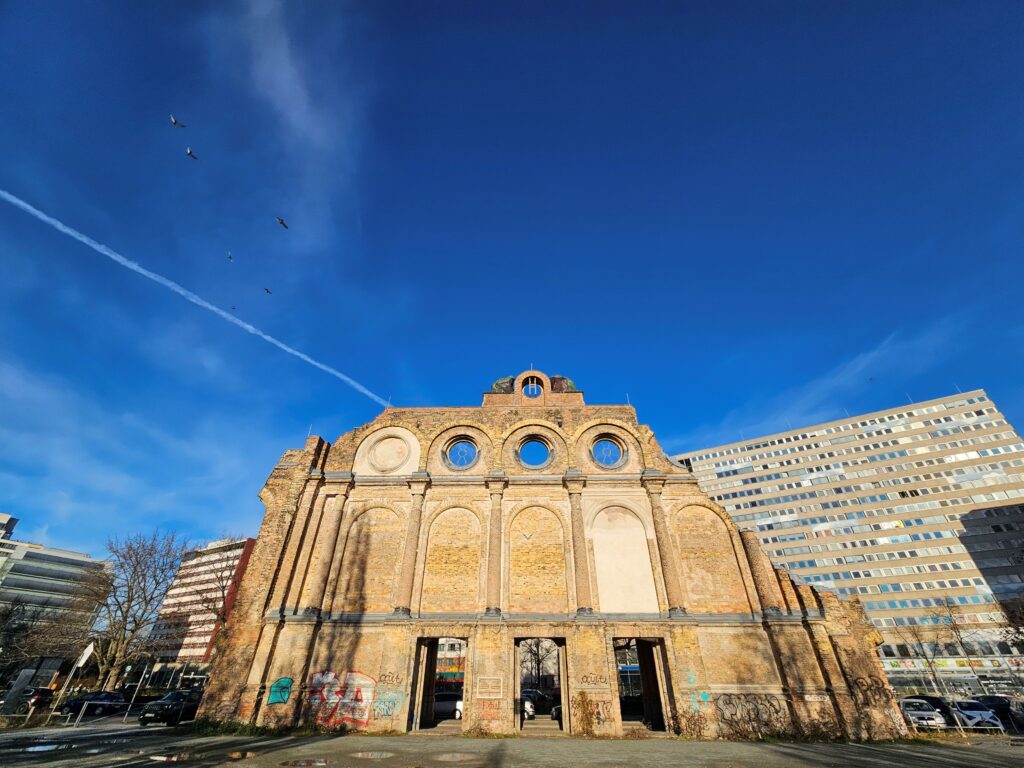 Voormalige Anhalter Bahnhof in Berlijn op een heldere lentedag