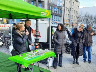 Vertegenwoordigers van Bündnis 90/Die Grünen in gesprek met voorbijgangers tijdens een verkiezingscampagne in Berlijn-Charlottenburg.