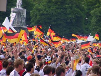 Duitse fans vieren feest op de Schlossplatz in Stuttgart tijdens het Sommermärchen van het WK 2006