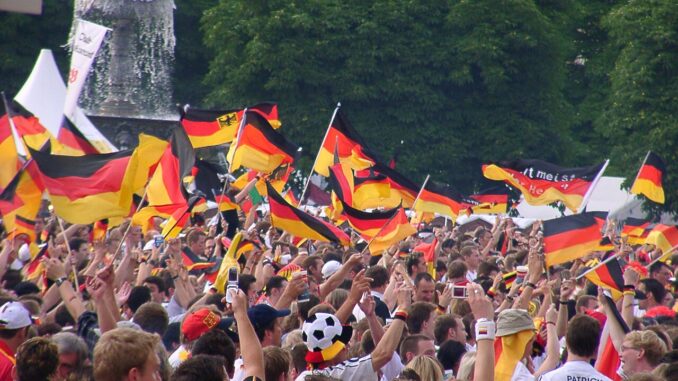sommermm Duitse fans vieren feest op de Schlossplatz in Stuttgart tijdens het Sommermärchen van het WK 2006