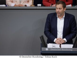 Minister Lars Klingbeil (SPD) spreekt in de Bondsdag. Hij presenteerde de federale begroting voor 2025 met een record aan investeringen.