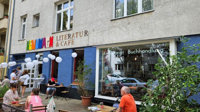 Heropening van het antiquariaat Hennwack in Berlijn-Steglitz met bezoekers voor de winkel