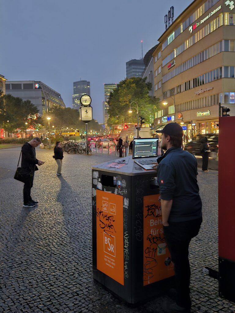 De Nederlandse lichttechnicus Stefan van Pronorm Urban Experiences bedient zijn laptop op de Wittenbergplatz in Berlijn, kort voor de start van het Festival of Lights 2025.