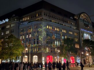 Bloemenprojectie op de gevel van het KaDeWe tijdens het Festival of Lights 2025 in Berlijn.