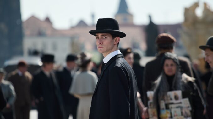 Hoofdrolspeler Idan Weiss als Franz Kafka in een scène uit de film Franz K. van regisseur Agnieszka Holland, opgenomen in historische setting.