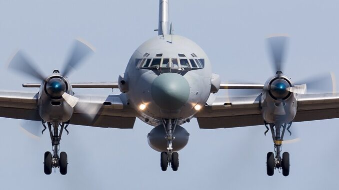 Russisch verkenningsvliegtuig Iljoesjin Il-20M Russisch spionagevliegtuig Iljoesjin Il-20M in vlucht boven de Oostzee
