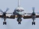 Russisch spionagevliegtuig Iljoesjin Il-20M in vlucht boven de Oostzee