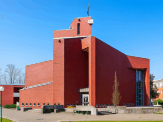 De rode bakstenen St. Anna-kerk in Münster-Mecklenbeck, waar de eerste katholieke queer-viering in Duitsland live op tv werd uitgezonden.
