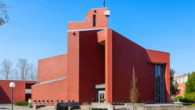Kerk St. Anna in Münster-Mecklenbeck De rode bakstenen St. Anna-kerk in Münster-Mecklenbeck, waar de eerste katholieke queer-viering in Duitsland live op tv werd uitgezonden.