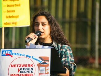 Spreekster tijdens demonstratie tegen de AfD in Main-Tauber, Duitsland