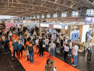 Bezoekers in een hal tijdens de Frankfurter Buchmesse in 2024.