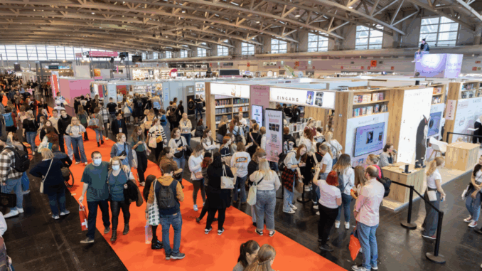 Bezoekers in een hal tijdens de Frankfurter Buchmesse in 2024.