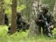 Duitse soldaten van de Bundeswehr in camouflagepak tijdens een oefening in het bos.