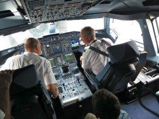 Twee piloten aan het werk in de cockpit van een Airbus A380