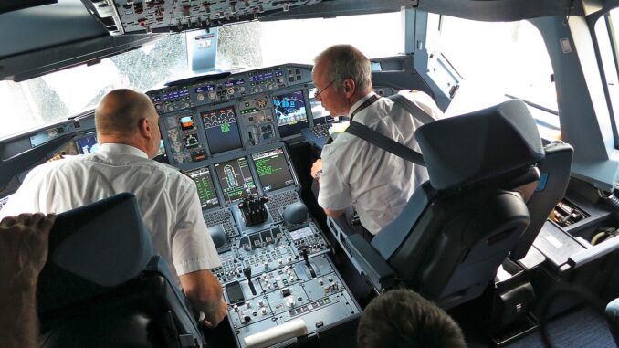 Cockpit van een Airbus A380 Twee piloten aan het werk in de cockpit van een Airbus A380