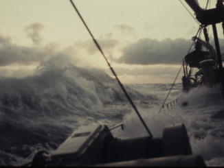 Een schip vecht tegen metershoge golven tijdens een zware storm op zee, met donkere wolken en opspattend water rondom het dek.