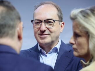 Alexander Dobrindt tijdens de ondertekening van het coalitieakkoord in 2025 in Berlijn