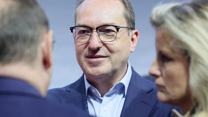 Alexander Dobrindt tijdens de ondertekening van het coalitieakkoord (mei 2025) Alexander Dobrindt tijdens de ondertekening van het coalitieakkoord in 2025 in Berlijn