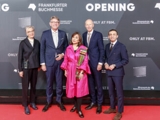 Groepsfoto tijdens de opening van de Frankfurter Buchmesse 2025 in Frankfurt am Main