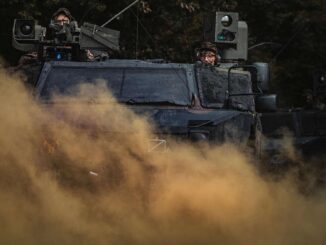Fennek-pantserwagen van de Bundeswehr tijdens oefening bij Munster in een wolk van stof
