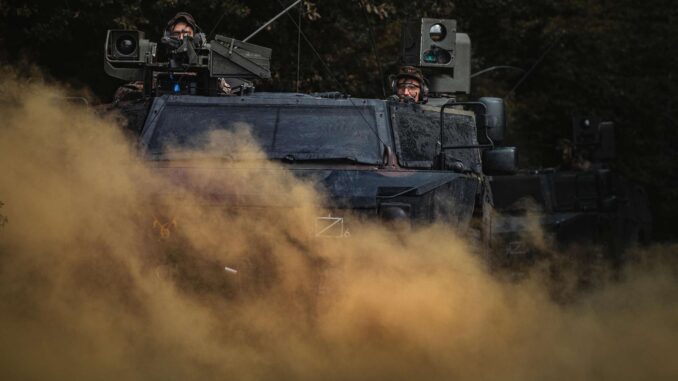 fFennek-pantserwagen tijdens oefening bij Munster Fennek-pantserwagen van de Bundeswehr tijdens oefening bij Munster in een wolk van stof