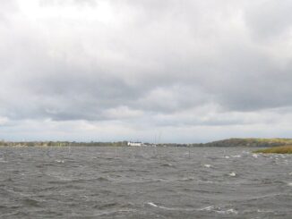 Grijze wolken en ruwe golven tijdens een herfststorm boven de Schwielowsee in Brandenburg.