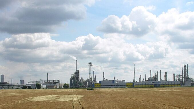 Panorama van het industrie- en chemiepark Infraleuna in Saksen-Anhalt, een belangrijk industrieel complex in Oost-Duitsland.