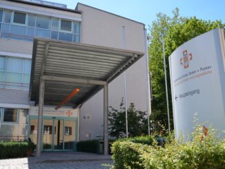 Hoofdingang van de Kinderklinik Dritter Orden in Passau, waar het tele-noodartsproject voor pasgeborenen is gestart.