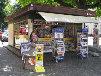 Krantenkiosk in Freiburg met Duitse dagbladen zoals de Frankfurter Allgemeine, symbool voor de brede mediabelangstelling in Duitsland voor de Nederlandse verkiezingen.