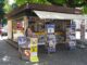 Krantenkiosk in Freiburg met Duitse dagbladen zoals de Frankfurter Allgemeine, symbool voor de brede mediabelangstelling in Duitsland voor de Nederlandse verkiezingen.