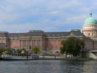 Uitzicht op het Landtag van Brandenburg in Potsdam, gevestigd in het gereconstrueerde Stadtschloss aan de oever van de Havel, met op de achtergrond de groene koepel van de Nikolaikirche.