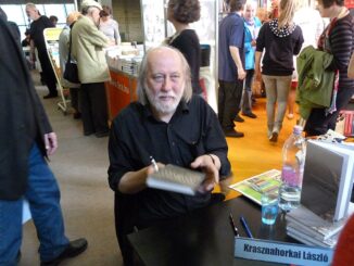 László Krasznahorkai tijdens een signeersessie op het Boekenfestival van Boedapest (2012
