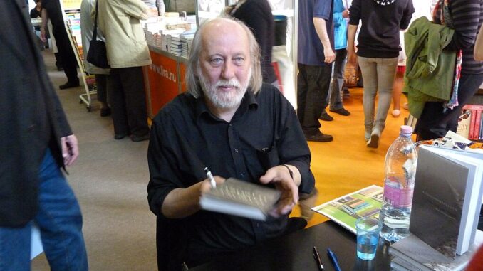 László Krasznahorkai tijdens een signeersessie op het Boekenfestival van Boedapest (2012