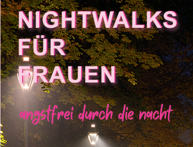 Vrouwen lopen met zaklampen door een donkere straat tijdens een begeleide Nightwalk in het Emsland.
