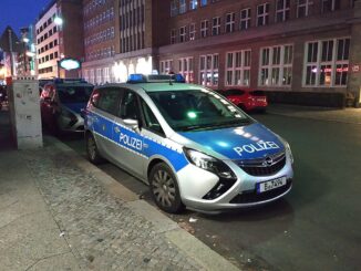 Politiewagen van de Berlijnse politie op straat in de avond
