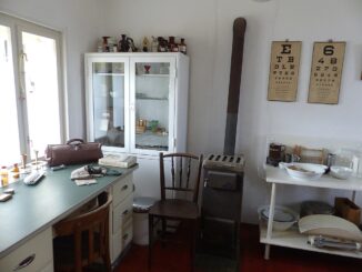 Interieur van een huisartsenpraktijk met behandelkamer, symbool voor de drukte in Berlijnse praktijken tijdens het corona- en griepseizoen