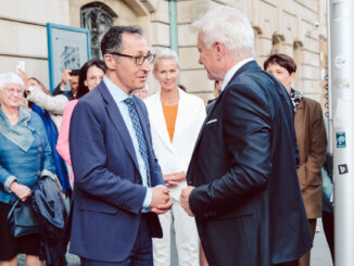 Alois Rainer wordt bij het ministerie van Landbouw in Berlijn begroet door Cem Özdemir