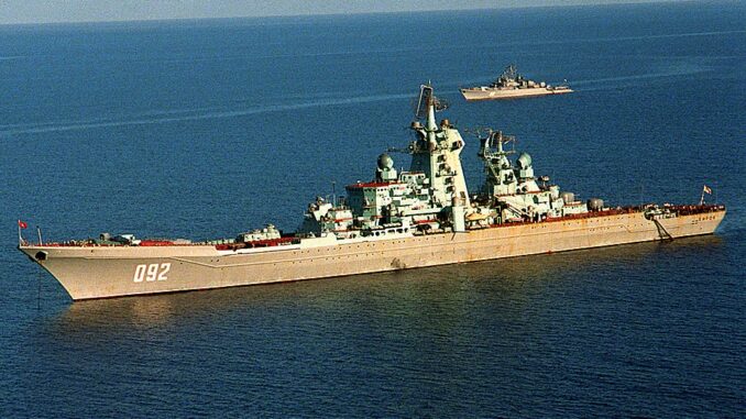 Russische kruiser van de Kirov-klasse op zee, symbool van de militaire macht van Moskou.