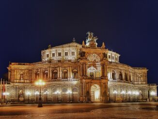 De Semperoper in Dresden bij nacht, een van de beroemdste operahuizen van Duitsland