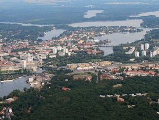 Luchtfoto van Potsdam, met het stadscentrum en de omliggende meren.