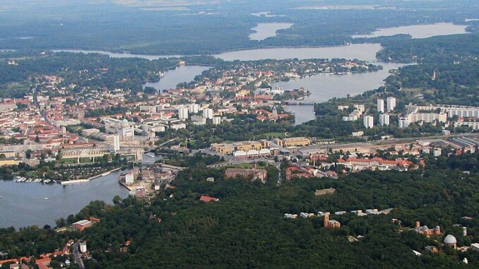 Luchtfoto van Potsdam met het stadscentrum en de omliggende meren Luchtfoto van Potsdam, met het stadscentrum en de omliggende meren.