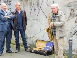 Saxofonist Klaus Doldinger speelt tijdens opnames van een Tatort-aflevering in Keulen, met naast hem acteurs Klaus J. Behrendt en Dietmar Bär.