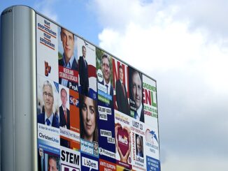 Verkiezingsborden in Nederland met affiches van politieke partijen tijdens een landelijke verkiezingscampagne