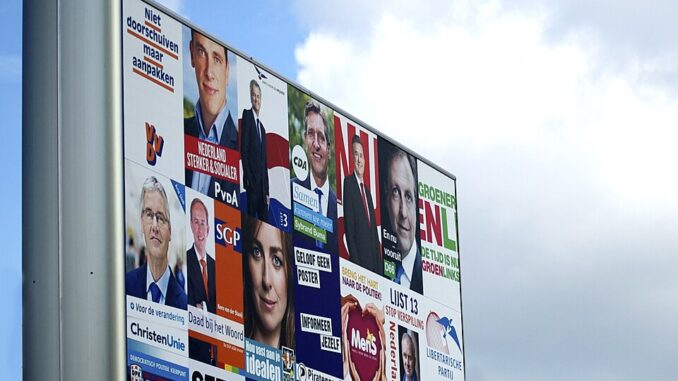 Verkiezingsborden Tweede Kamerverkiezingen Nederland Verkiezingsborden in Nederland met affiches van politieke partijen tijdens een landelijke verkiezingscampagne