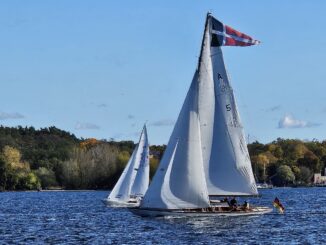 Zeilboot op de Wannsee tijdens een zonnige herfstdag in Berlijn