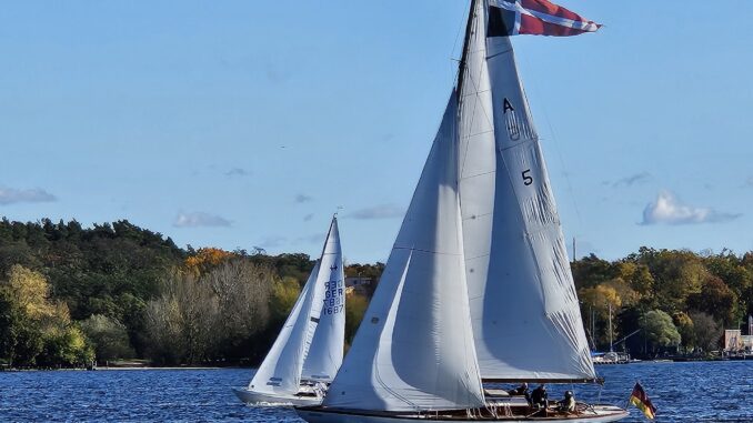Zeilboot op de Wannsee tijdens een zonnige herfstdag in Berlijn
